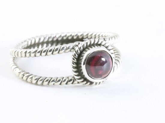 Opengewerkte zilveren ring met granaat afbeelding 1
