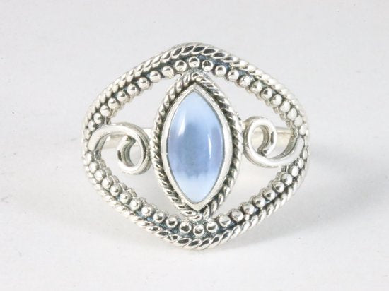 Opengewerkte zilveren ring met blauwe opaal afbeelding 4