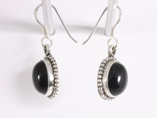 Bewerkte ovale zilveren oorbellen met onyx afbeelding 2