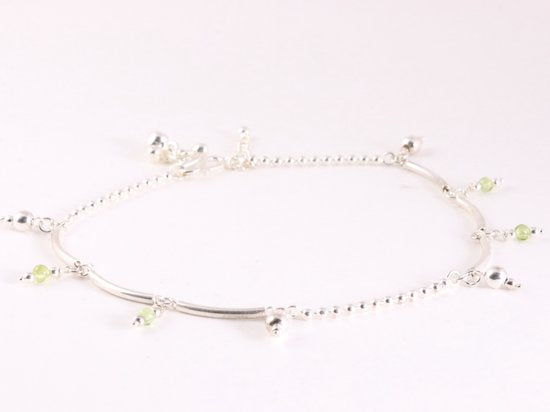Traditionele zilveren enkelband met bewerkte kralen en peridoot afbeelding 2