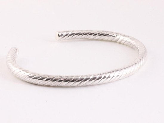Fijne ronde zilveren klemarmband met schuine ribbels afbeelding 2