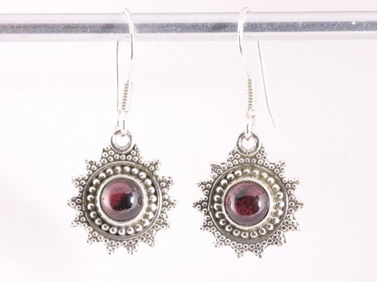 Fijne bewerkte zilveren oorbellen met granaat afbeelding 4