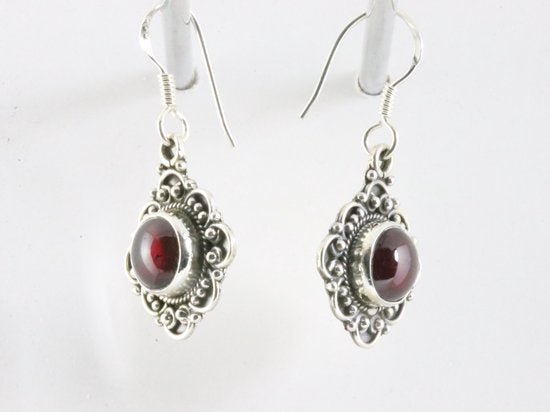 Bewerkte zilveren oorbellen met granaat afbeelding 2