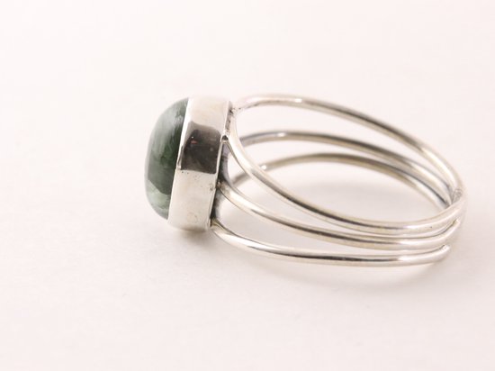 Opengewerkte zilveren ring met groene serafiniet afbeelding 2