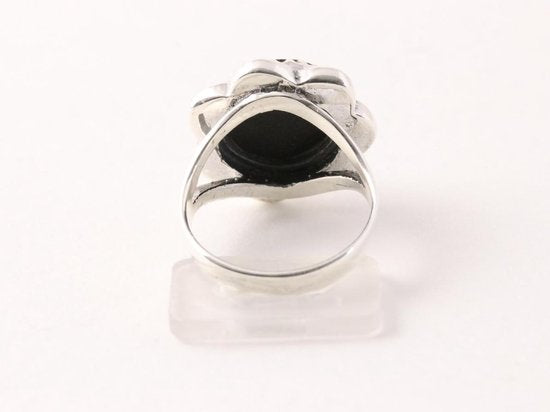 Bewerkte bloemvormige zilveren ring met zwarte agaat afbeelding 3