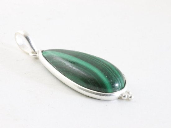 Lange druppelvormige zilveren hanger met malachiet aan ketting afbeelding 2