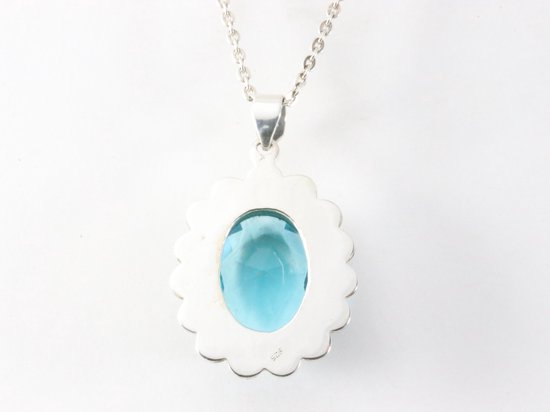 Grote bewerkte zilveren hanger met blauwe topaas aan ketting afbeelding 3