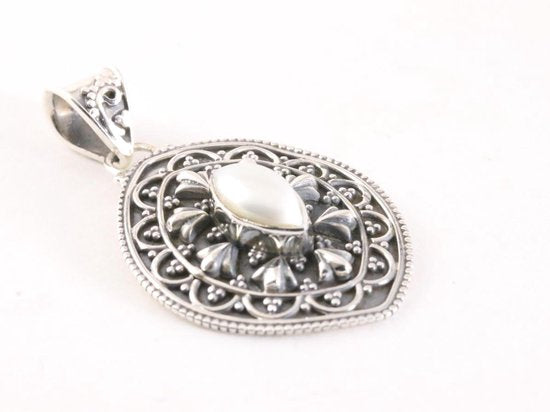 Traditionele bewerkte zilveren hanger met parel afbeelding 2