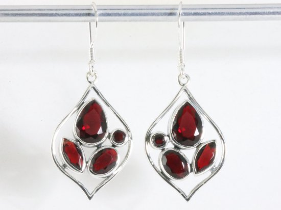 Opengewerkte zilveren oorbellen met granaat afbeelding 3