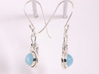 Lange opengewerkte zilveren oorbellen met aqua chalcedoon afbeelding 2