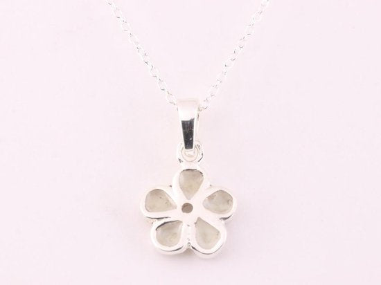 Fijne bloemvormige zilveren hanger met welo opaal aan ketting afbeelding 3