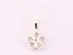 Fijne bloemvormige zilveren hanger met welo opaal aan ketting afbeelding 3