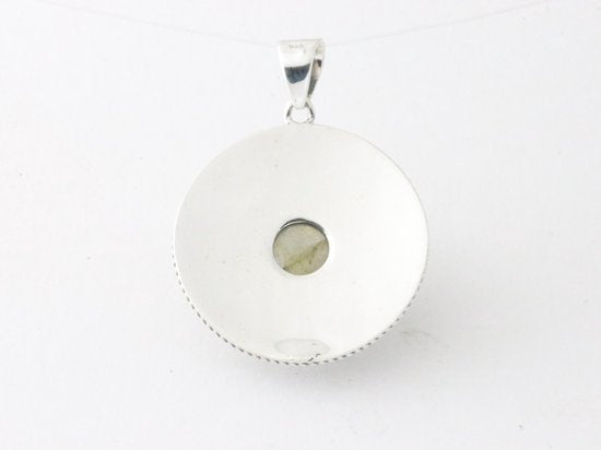 Ronde bewerkte zilveren hanger met labradoriet afbeelding 3