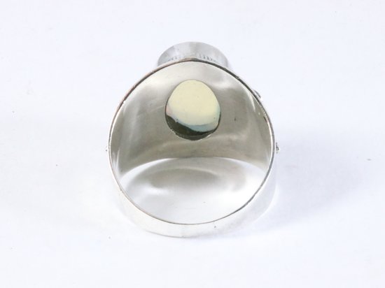 Bewerkte zilveren ring met vuuropaal afbeelding 3