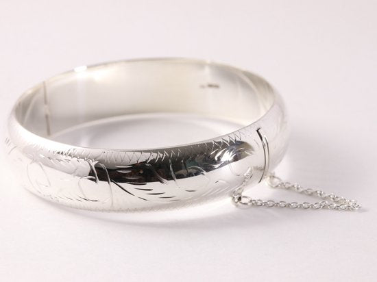 Brede hoogglans zilveren bangle met fantasiegravering en kliksluiting afbeelding 1