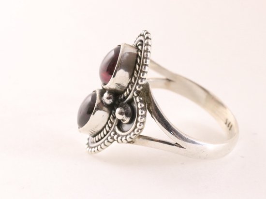 Bewerkte zilveren ring met granaat afbeelding 2