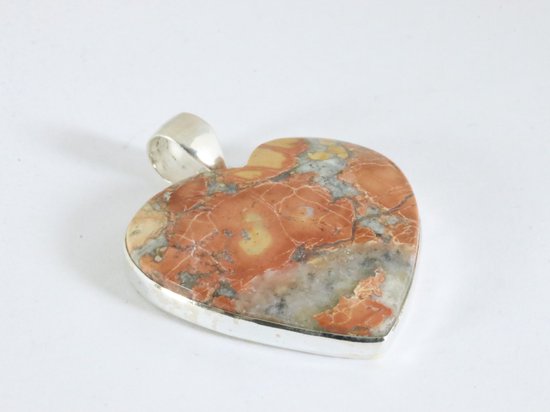 Hartvormige zilveren hanger met rode koperturkoois aan ketting afbeelding 2