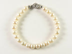 Armband met natuurlijke witte zoetwater parels en zilveren sluiting afbeelding 1