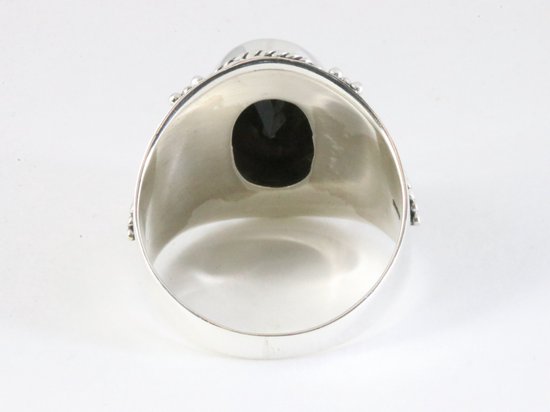 Bewerkte zilveren ring met gefacetteerde onyx afbeelding 3
