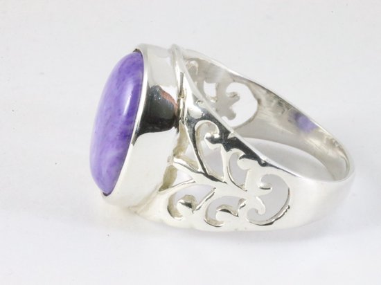 Opengewerkte zilveren ring met charoiet afbeelding 2