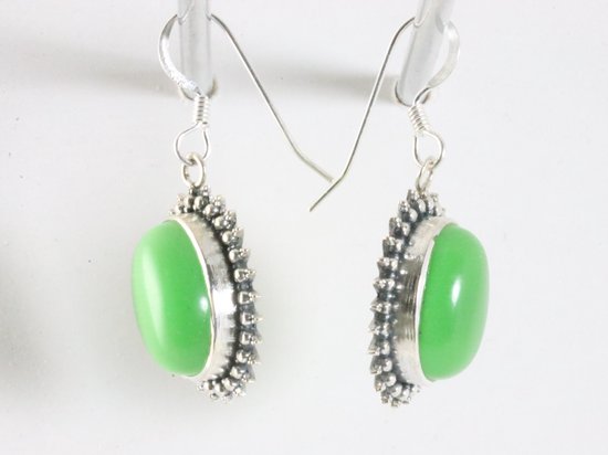 Bewerkte zilveren oorbellen met groene opaal afbeelding 2