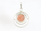 Ronde opengewerkte zilveren hanger met rode zonnesteen afbeelding 3