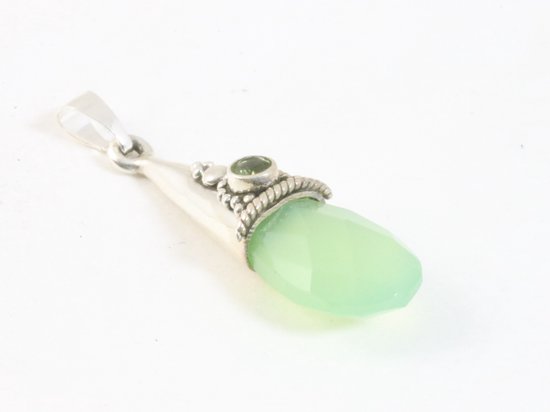 Traditionele bewerkte zilveren hanger met prehniet en peridoot aan ketting afbeelding 2