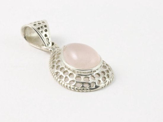 Opengewerkte zilveren hanger met rozenkwarts aan ketting afbeelding 2