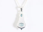 Fijne bewerkte zilveren hanger met aqua chalcedoon en blauwe topaas aan ketting afbeelding 3