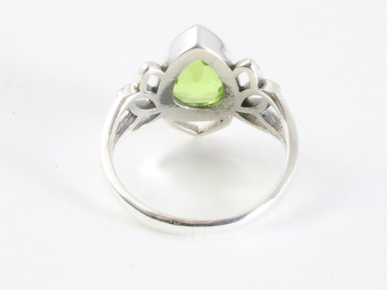 Opengewerkte zilveren lotus bloem ring met peridoot afbeelding 3