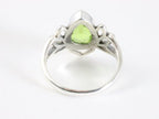 Opengewerkte zilveren lotus bloem ring met peridoot afbeelding 3