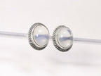 Bewerkte ovale zilveren oorstekers met vuuropaal afbeelding 2
