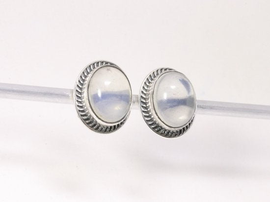 Bewerkte ovale zilveren oorstekers met vuuropaal afbeelding 2