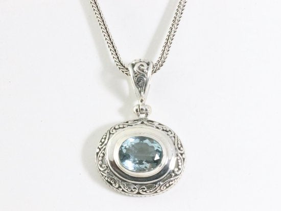 Traditionele bewerkte zilveren hanger met blauwe topaas aan ketting afbeelding 4