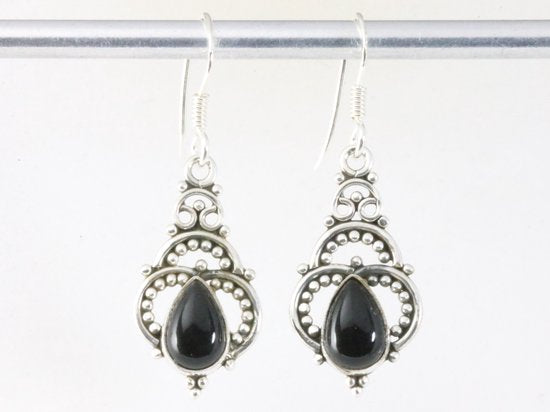 Opengewerkte zilveren oorbellen met onyx afbeelding 3