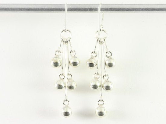 Zilveren oorbellen met fijne hoogglans bolletjes afbeelding 3