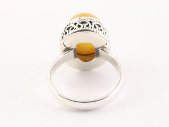 Traditionele bewerkte zilveren ring met gele amber afbeelding 3