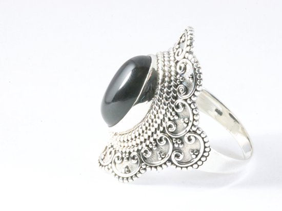 Bewerkte zilveren ring met onyx afbeelding 2