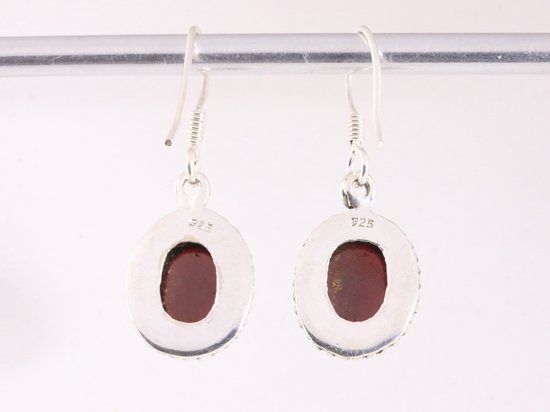 Bewerkte ovale zilveren oorbellen met granaat afbeelding 3