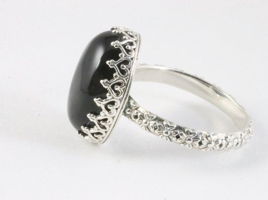 Bewerkte zilveren ring met onyx afbeelding 2