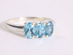 Fijn hoogglans zilveren ring met blauwe topaas afbeelding 1