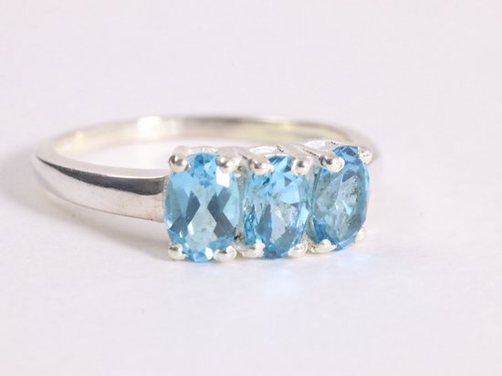 Fijn hoogglans zilveren ring met blauwe topaas afbeelding 1