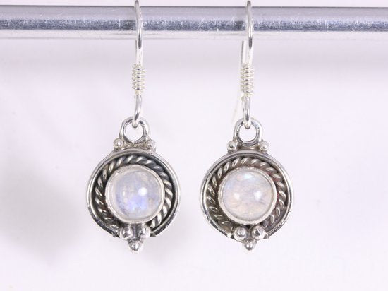 Fijne bewerkte zilveren oorbellen met regenboog maansteen afbeelding 4