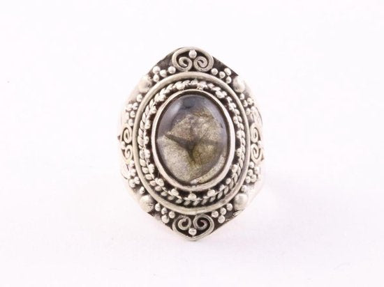 Bewerkte zilveren ring met labradoriet afbeelding 2