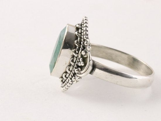 Bewerkte zilveren ring met smaragd afbeelding 2