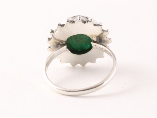 Ronde bewerkte zilveren ring met smaragd afbeelding 3