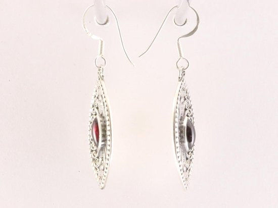Lange opengewerkte zilveren oorbellen met granaat afbeelding 2