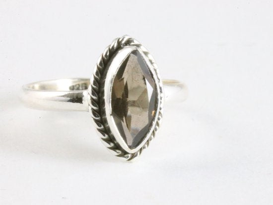 Fijne bewerkte zilveren ring met rookkwarts afbeelding 1