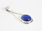 Opengewerkte zilveren hanger met blauwe opaal aan ketting afbeelding 2
