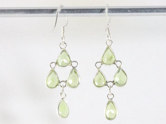 Fijne zilveren oorbellen met peridoot afbeelding 2